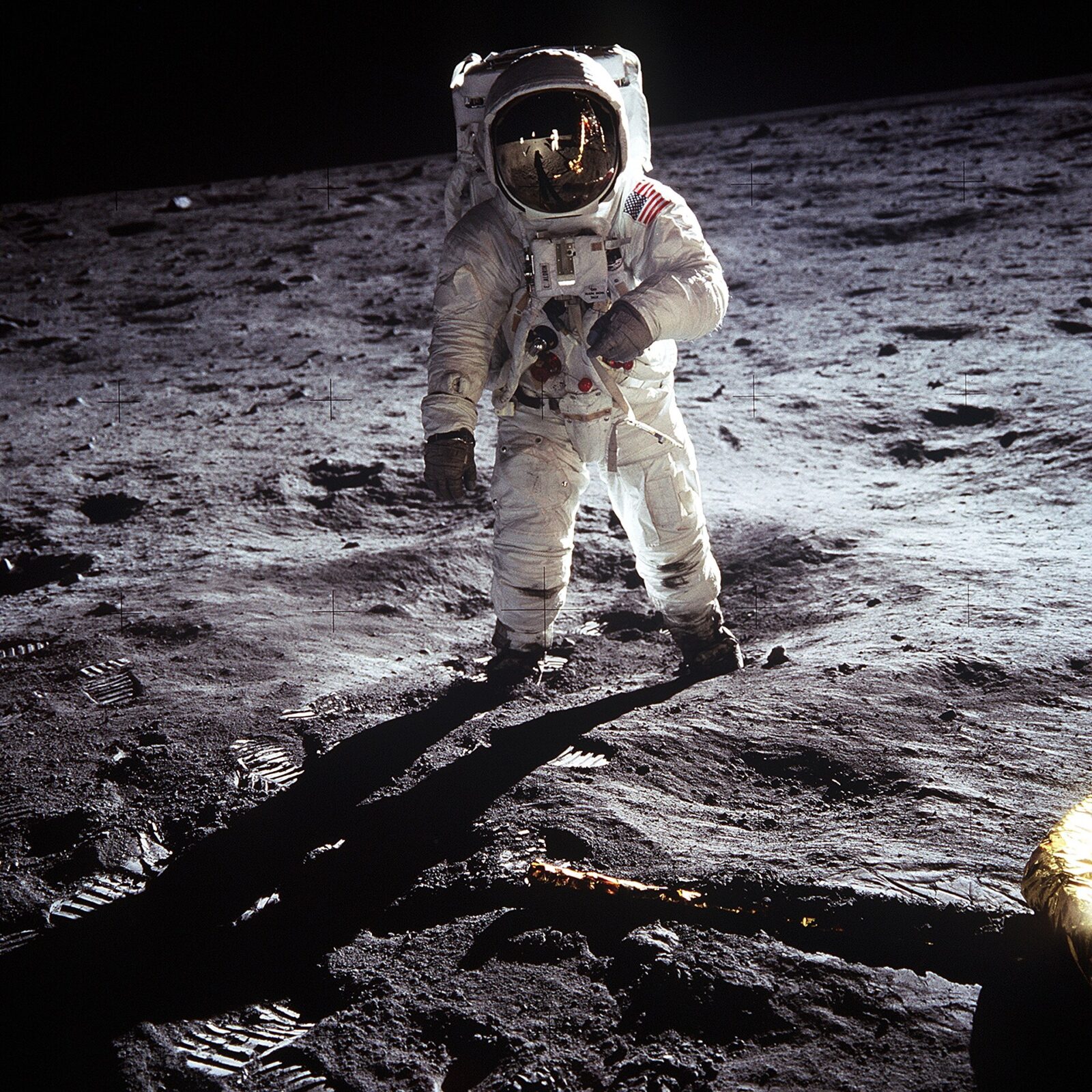 1969年のアポロ11号月面活動で月面に立つバズ・オルドリン