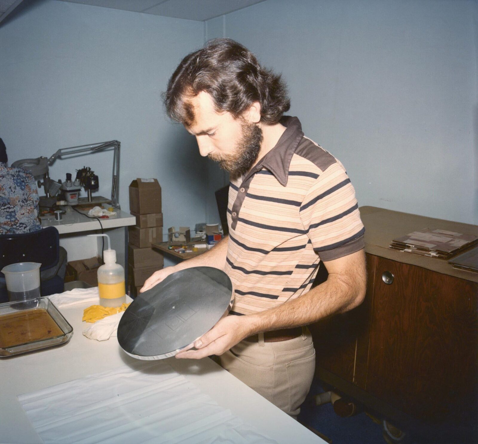1977年頃のボイジャー・ゴールデンレコード刻印作業