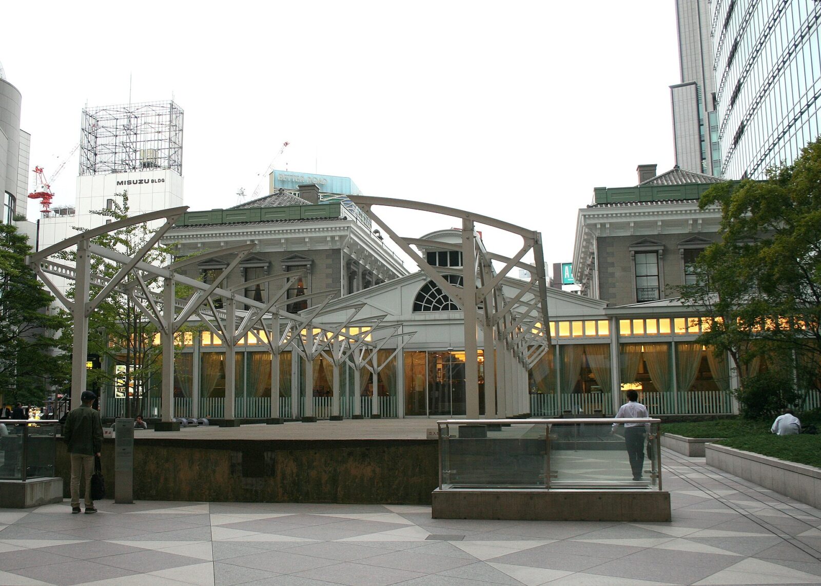 旧新橋停車場に復元された駅舎とホーム側の景観