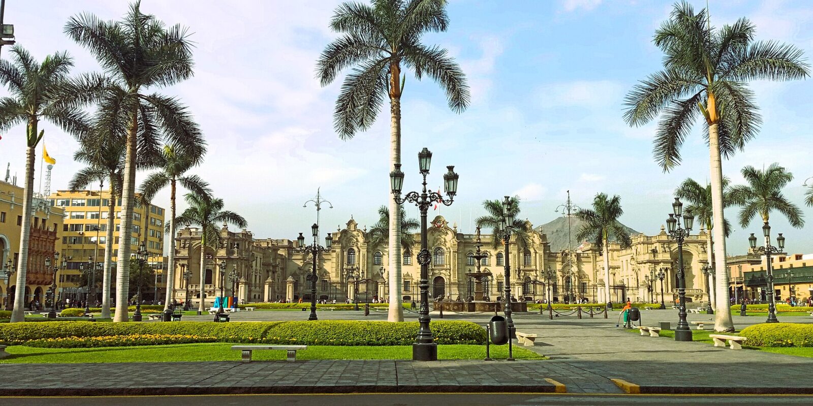 リマ歴史地区のアルマス広場(Plaza Mayor)の全景