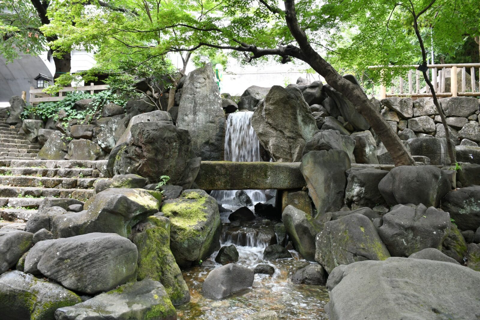 王子の音無親水公園を流れる水と岩場