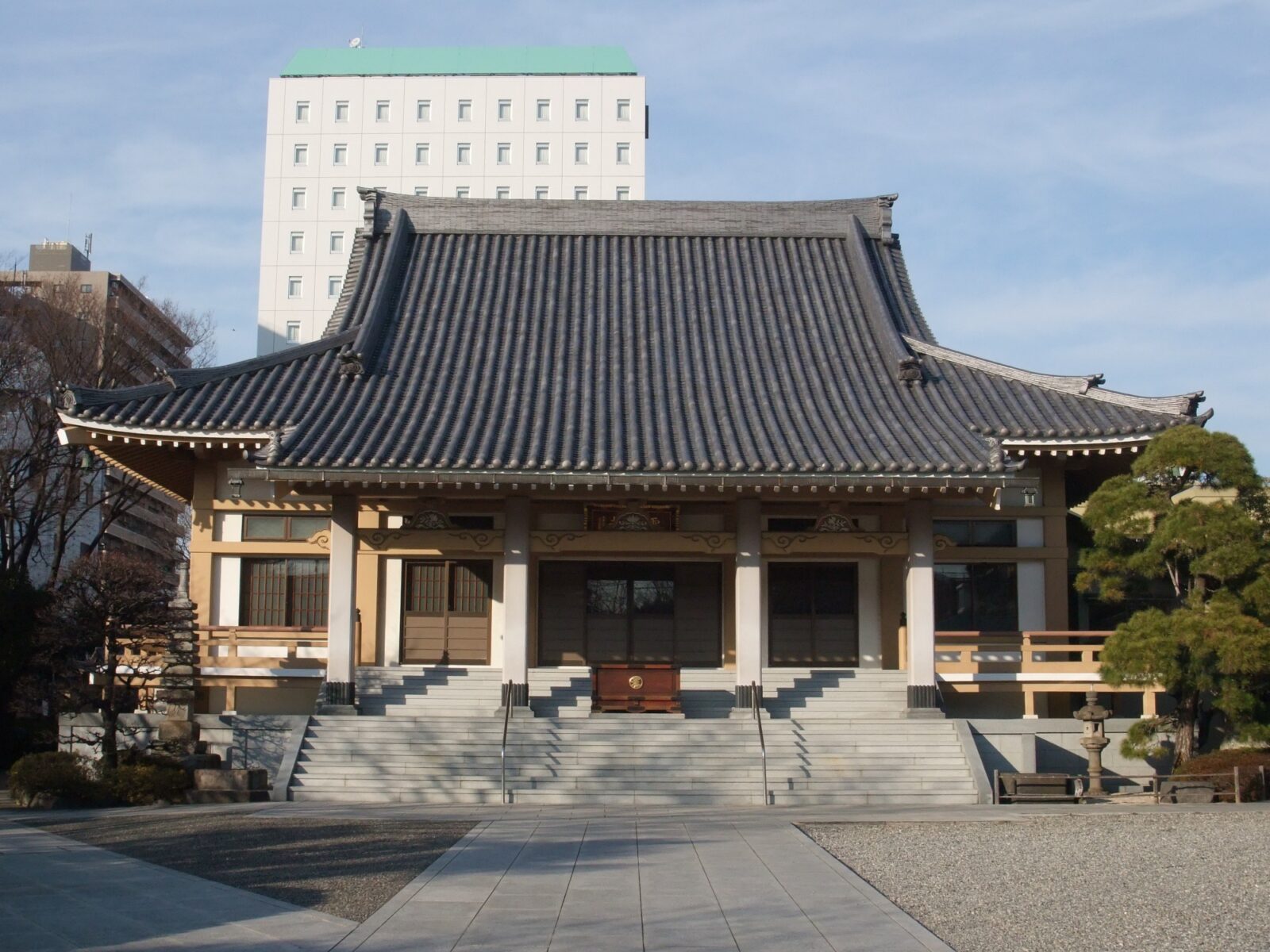 江東区白河にある霊巌寺の境内と本堂