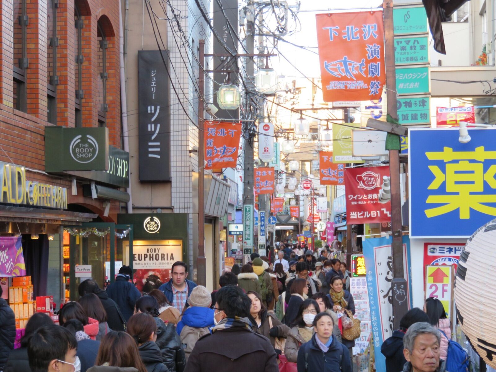 2015年の下北沢の商店街と路地の街並み