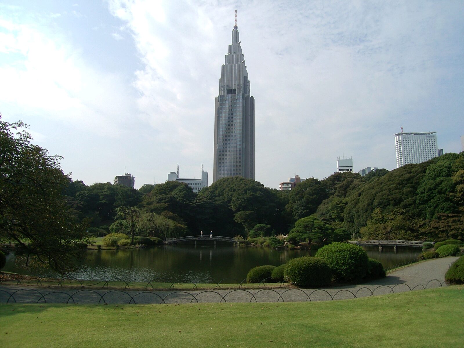 新宿御苑側から見たNTTドコモ代々木ビル