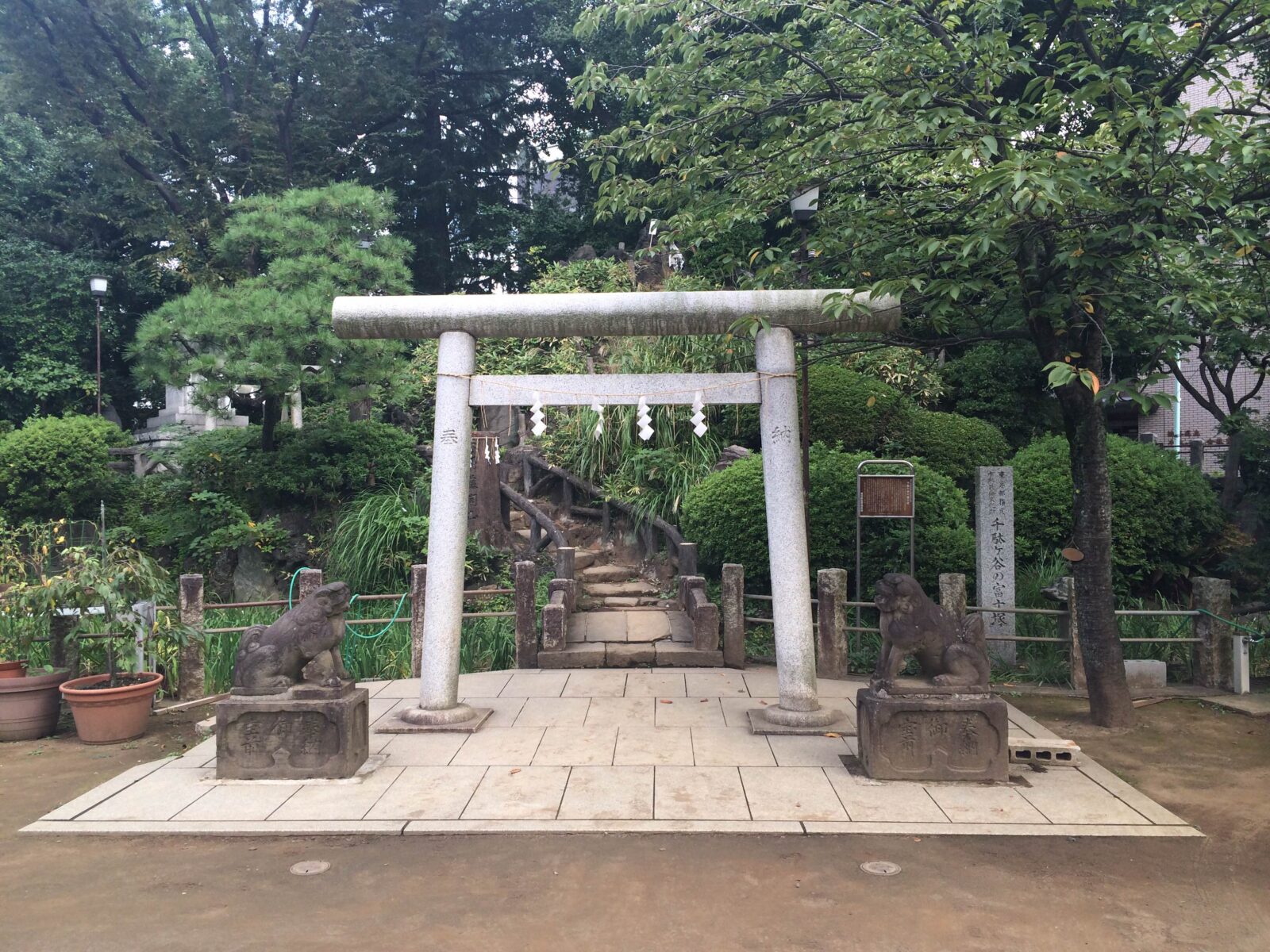 鳩森八幡神社境内の千駄ヶ谷富士と登山口の鳥居
