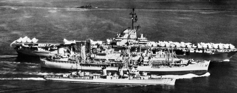 1958年台湾海峡危機中に洋上補給を受ける米空母USS Lexington