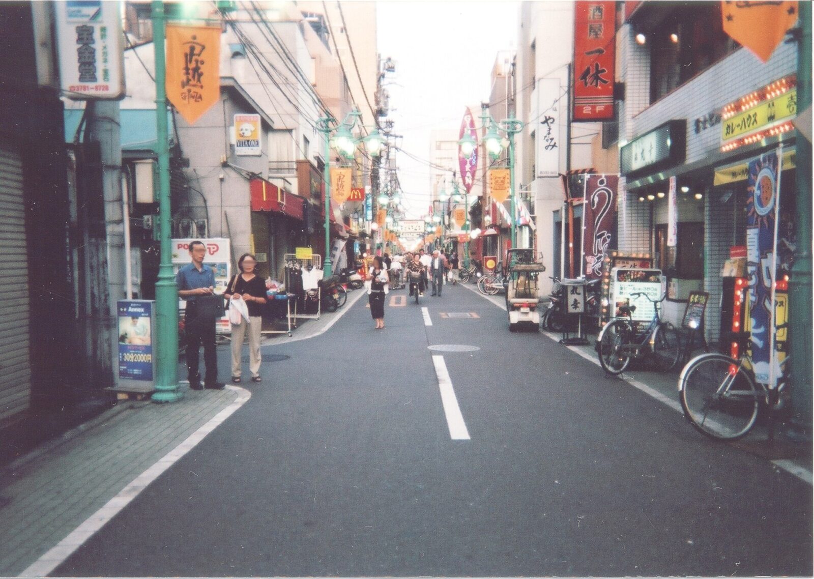店舗が連なる戸越銀座商店街の通り