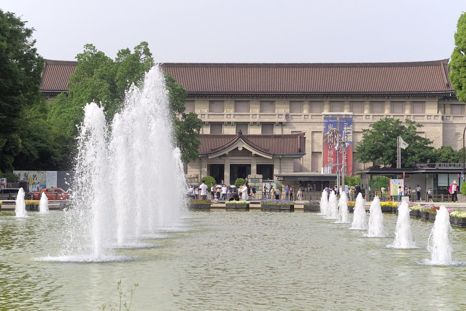 上野公園の噴水越しに見える東京国立博物館の本館