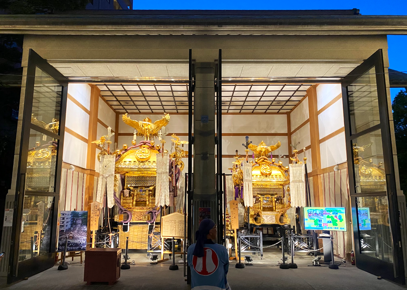 富岡八幡宮の神輿庫に並ぶ御本社一の宮神輿と二の宮神輿