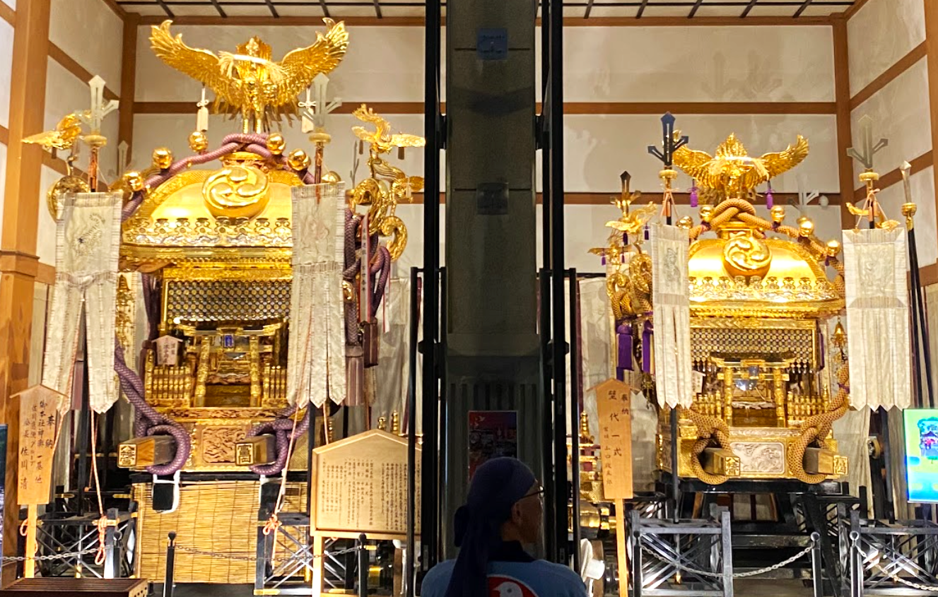 富岡八幡宮の神輿庫に並ぶ御本社一の宮神輿と二の宮神輿