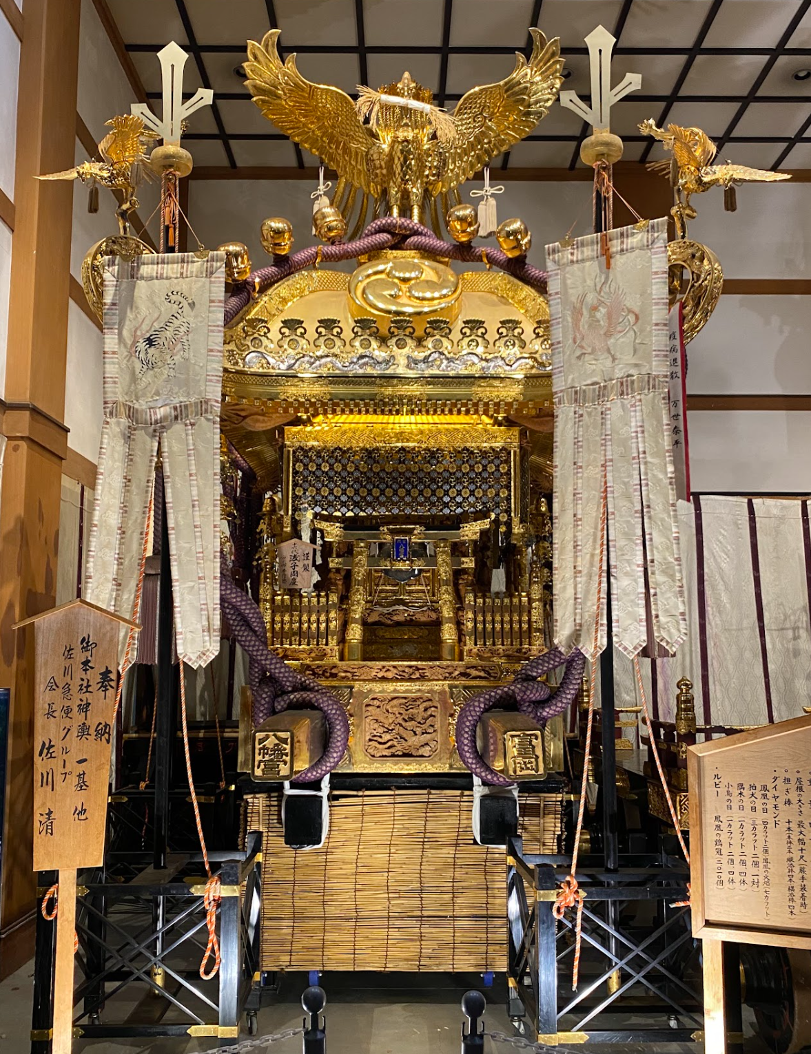 富岡八幡宮の御本社一の宮神輿を正面から見た姿