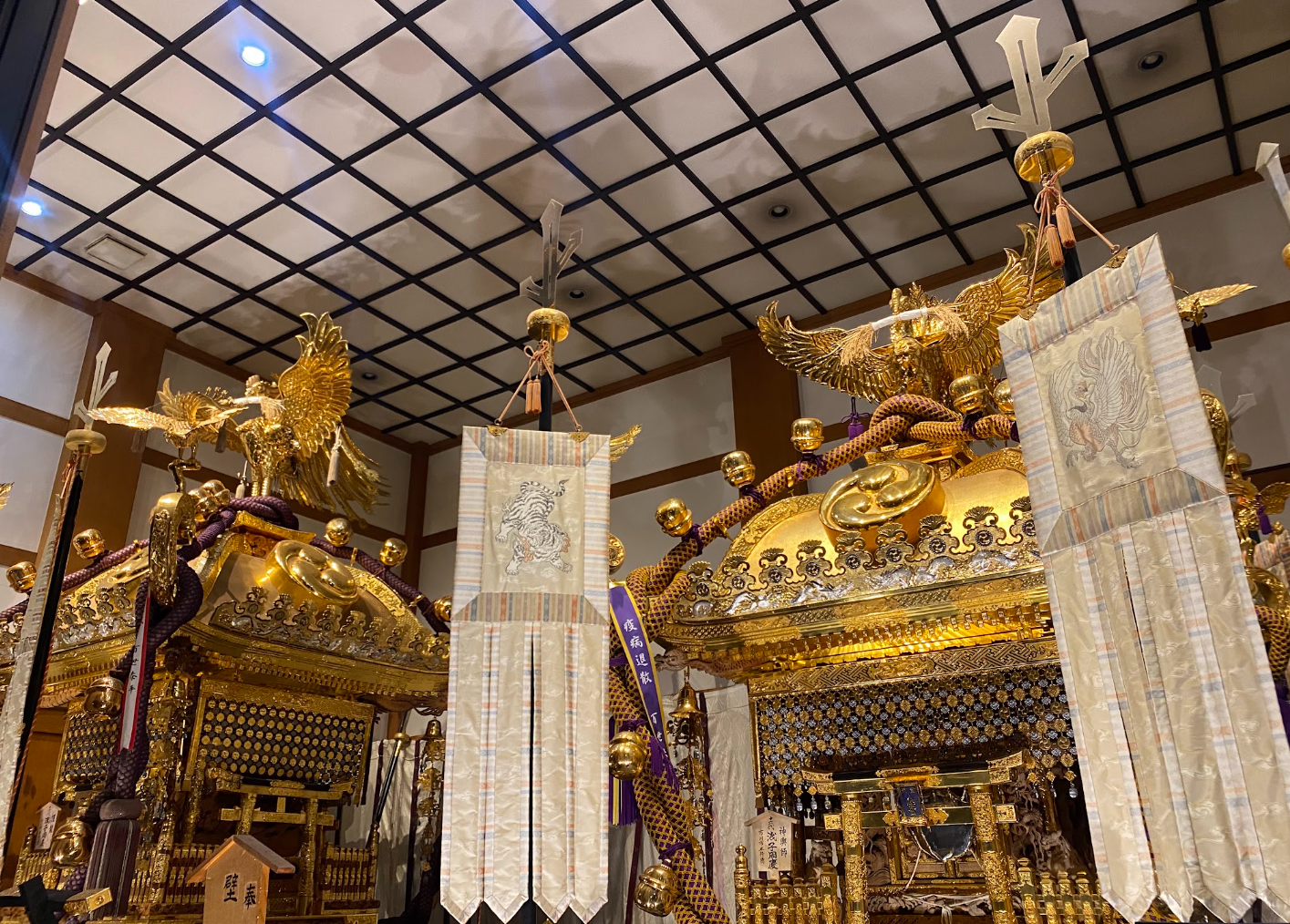 富岡八幡宮の御本社一の宮神輿と二の宮神輿が並ぶ神輿庫