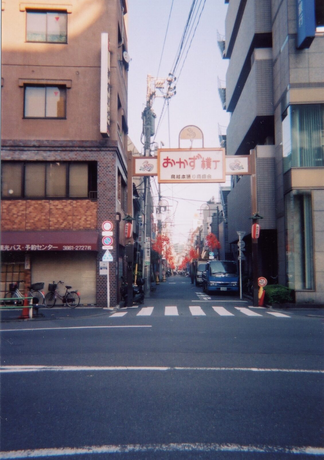 台東区鳥越にあるおかず横丁の商店街