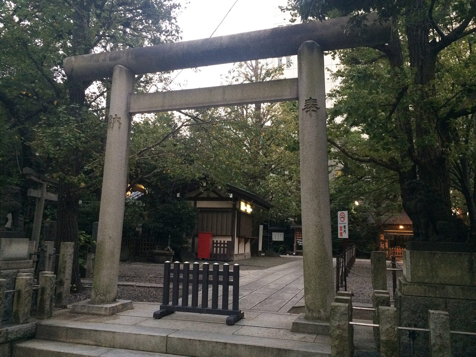 台東区蔵前にある第六天榊神社の西側鳥居