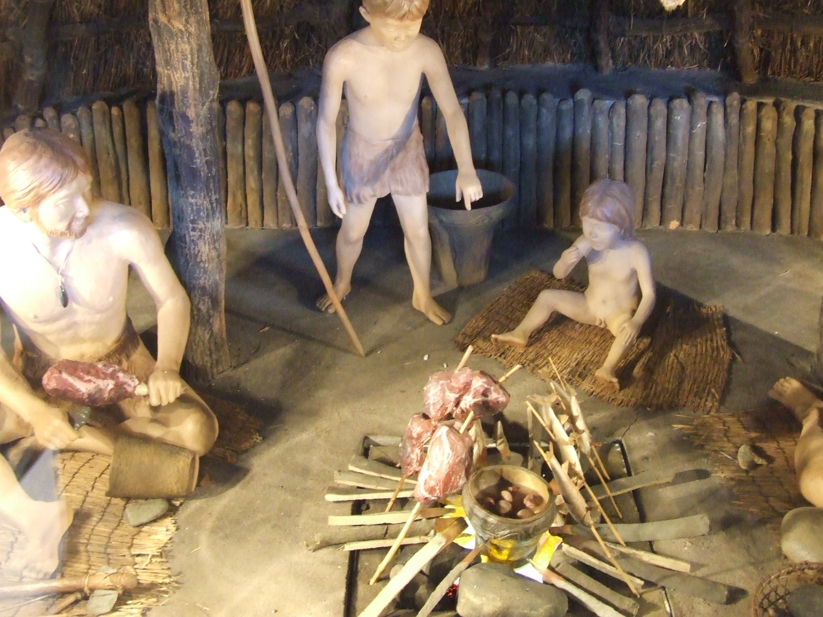 塚山公園の復元竪穴住居内にある縄文中期の生活模型
