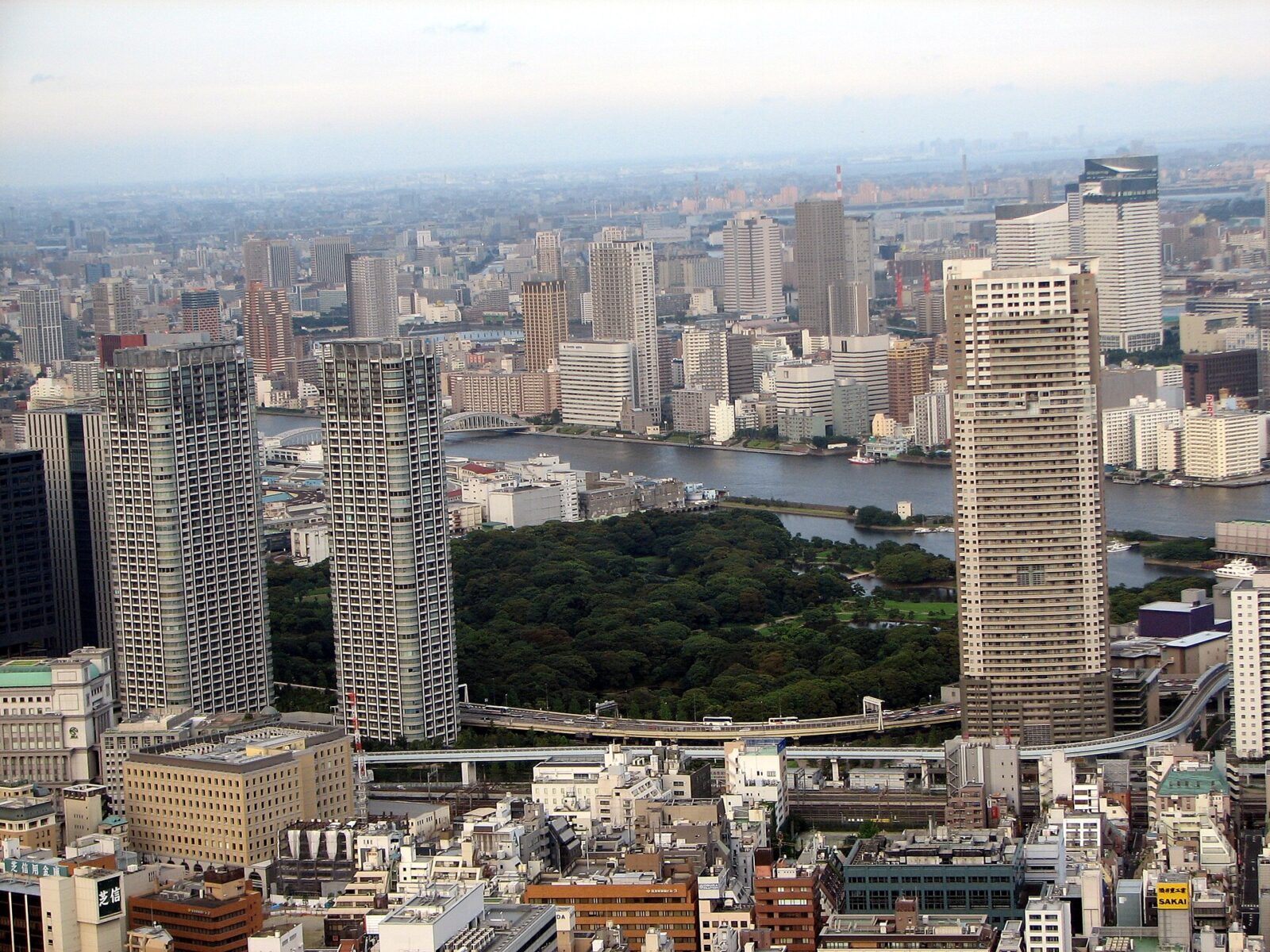 東京タワーから見た浜離宮恩賜庭園と築地川周辺