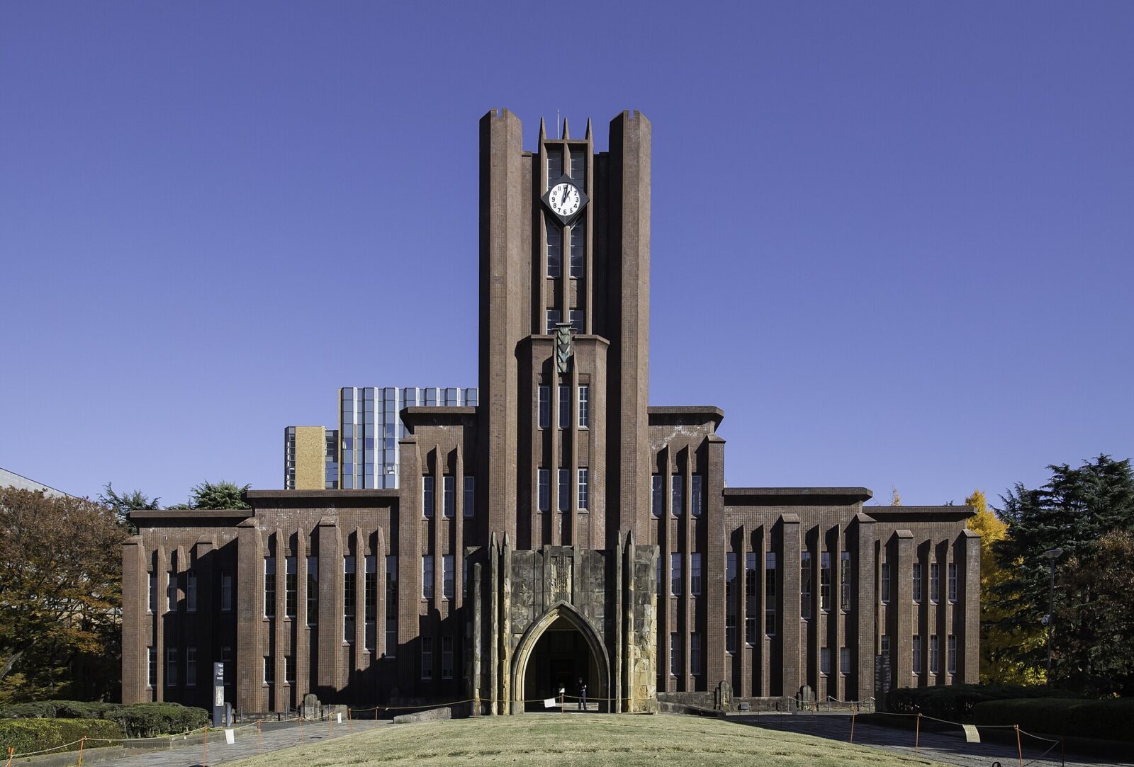 東京大学本郷キャンパスに建つ安田講堂の正面外観