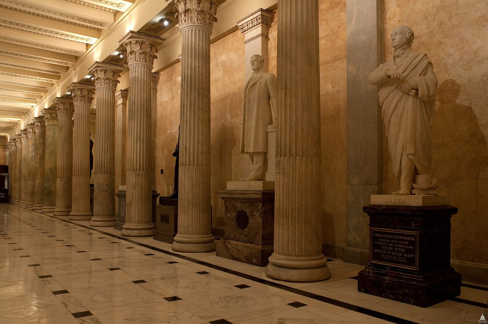 米国議会議事堂下院側1階のHall of Columnsに並ぶ大理石柱