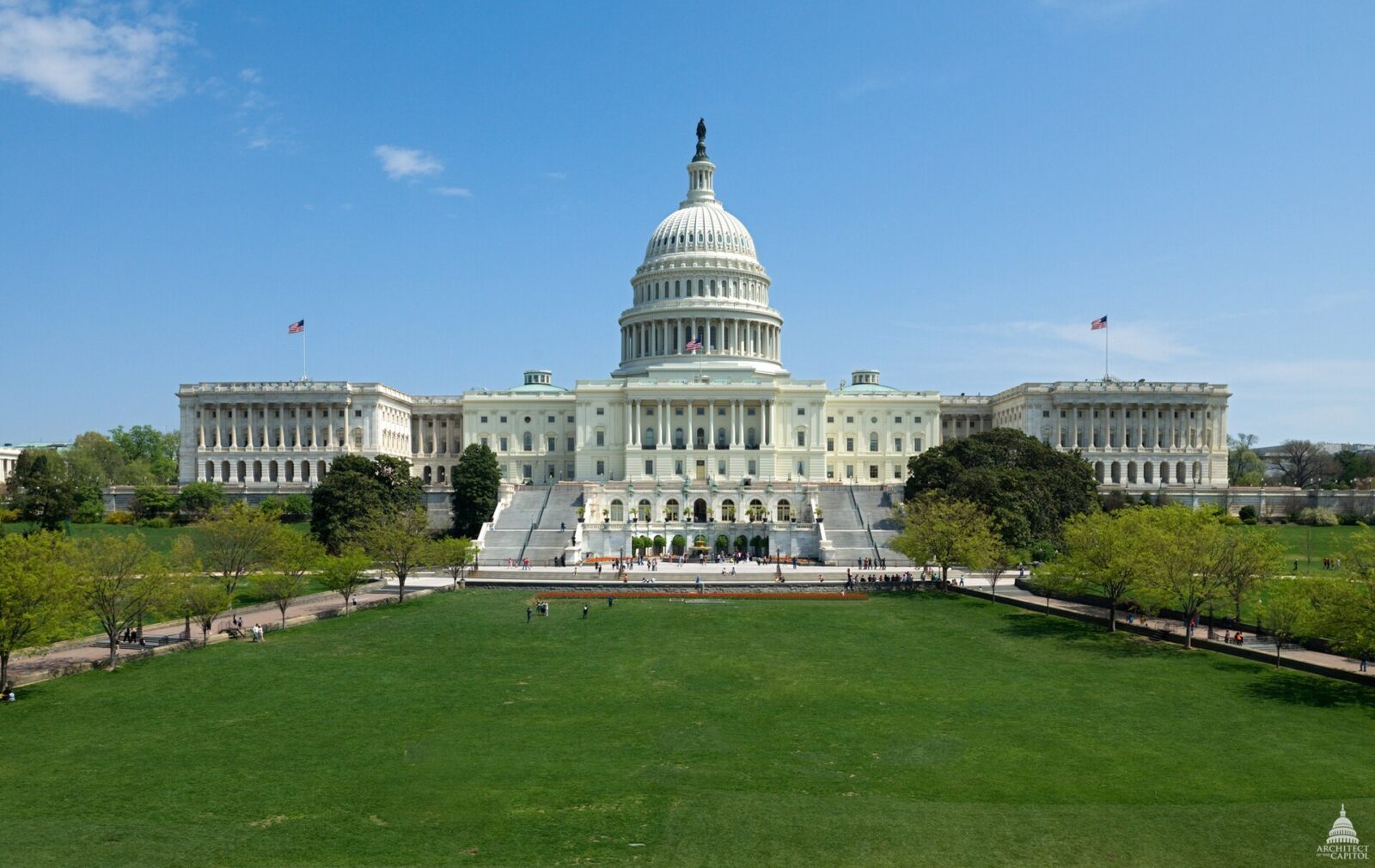 米国議会議事堂の西正面とドーム