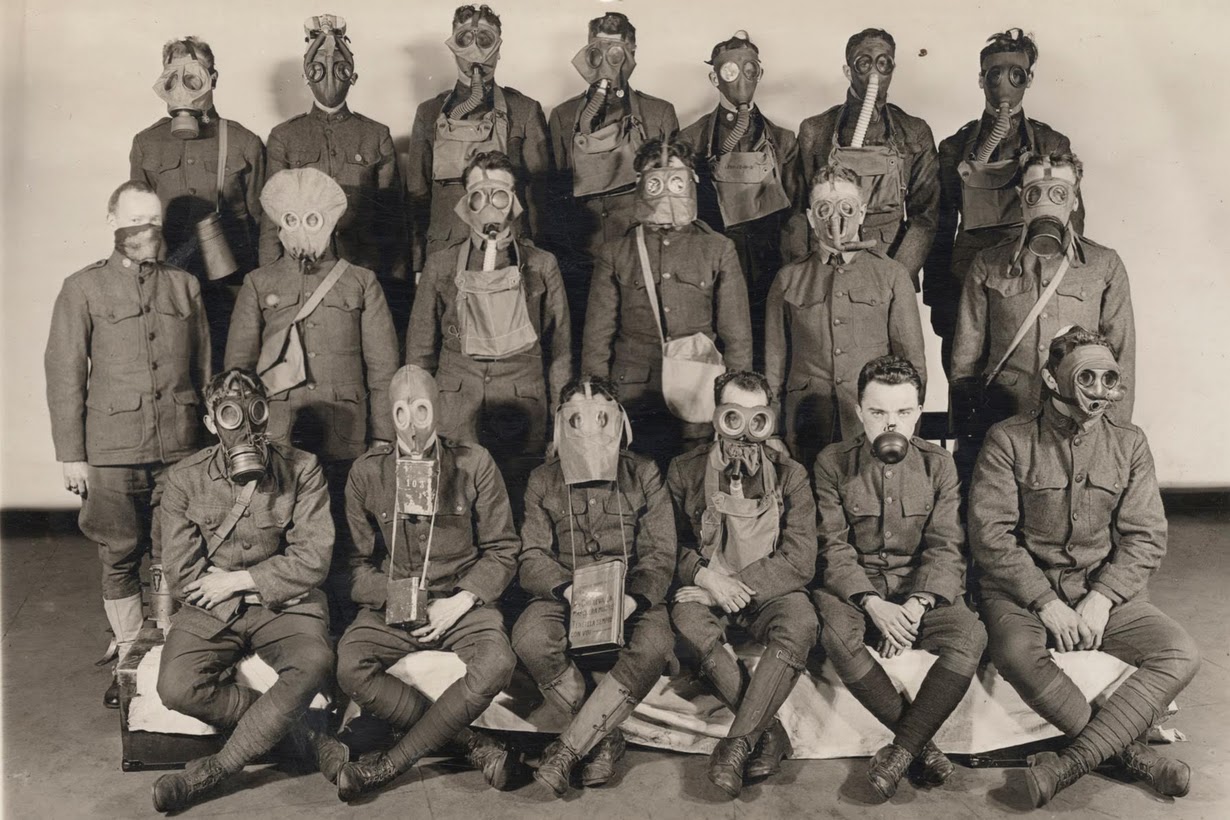 第一次世界大戦後の1919年ごろ、各国のガスマスクを着用した米軍兵士