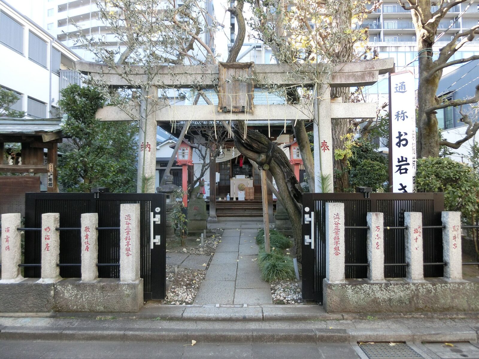 新宿区四谷にある於岩稲荷田宮神社の外観