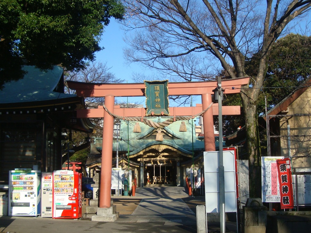 新宿区四谷の須賀神社の鳥居と境内