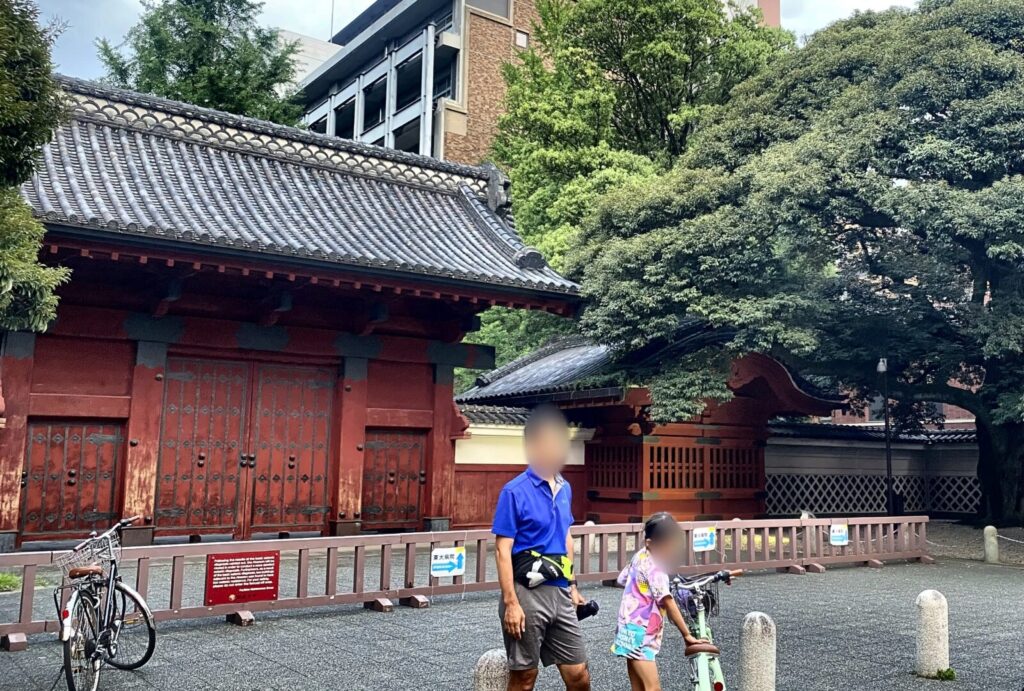 東京大学本郷キャンパスの赤門前に集合した夜散歩参加者
