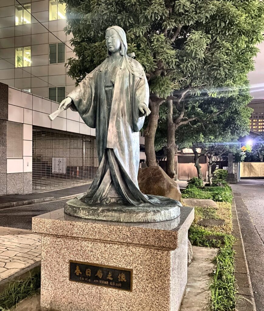 麟祥院前の春日局像