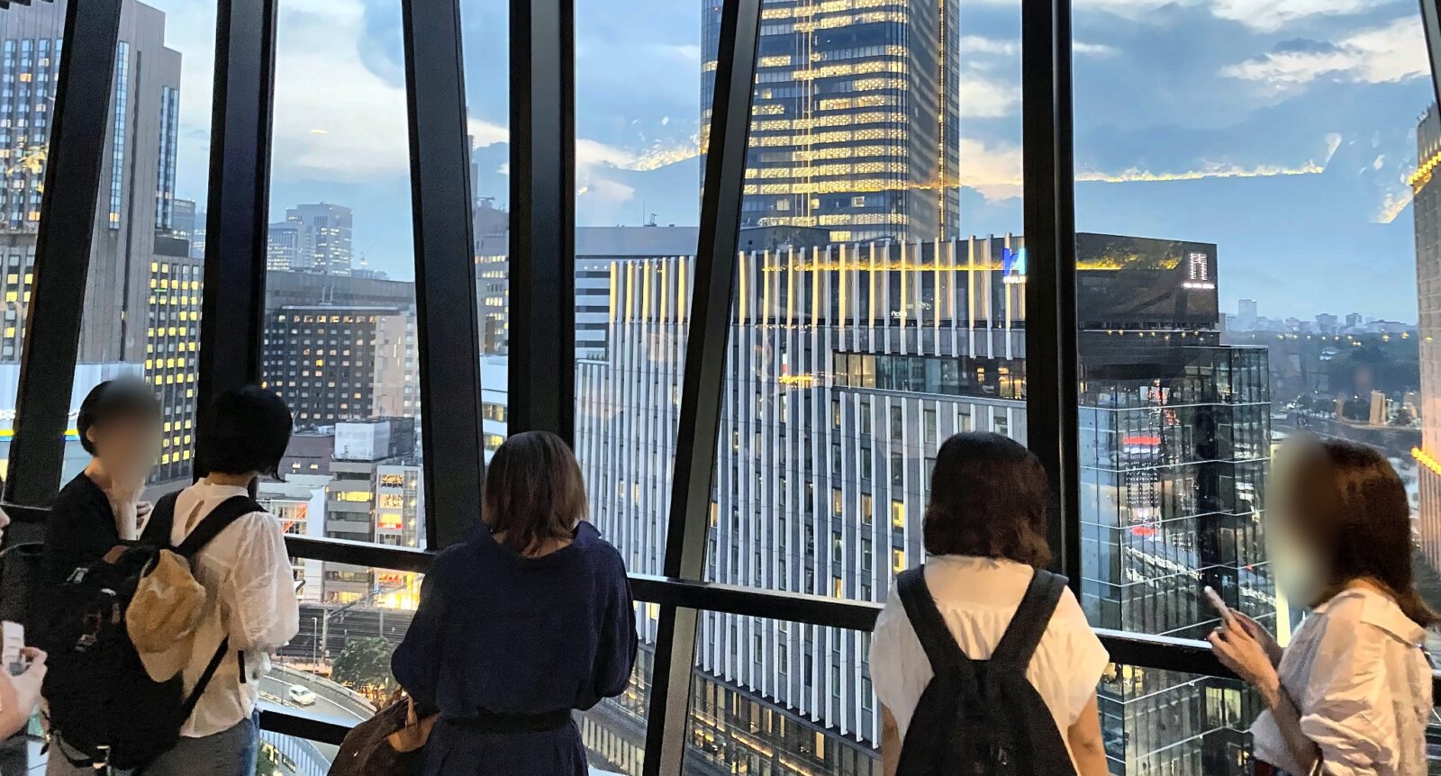 東急プラザ銀座屋上で集合した歴史散歩参加者