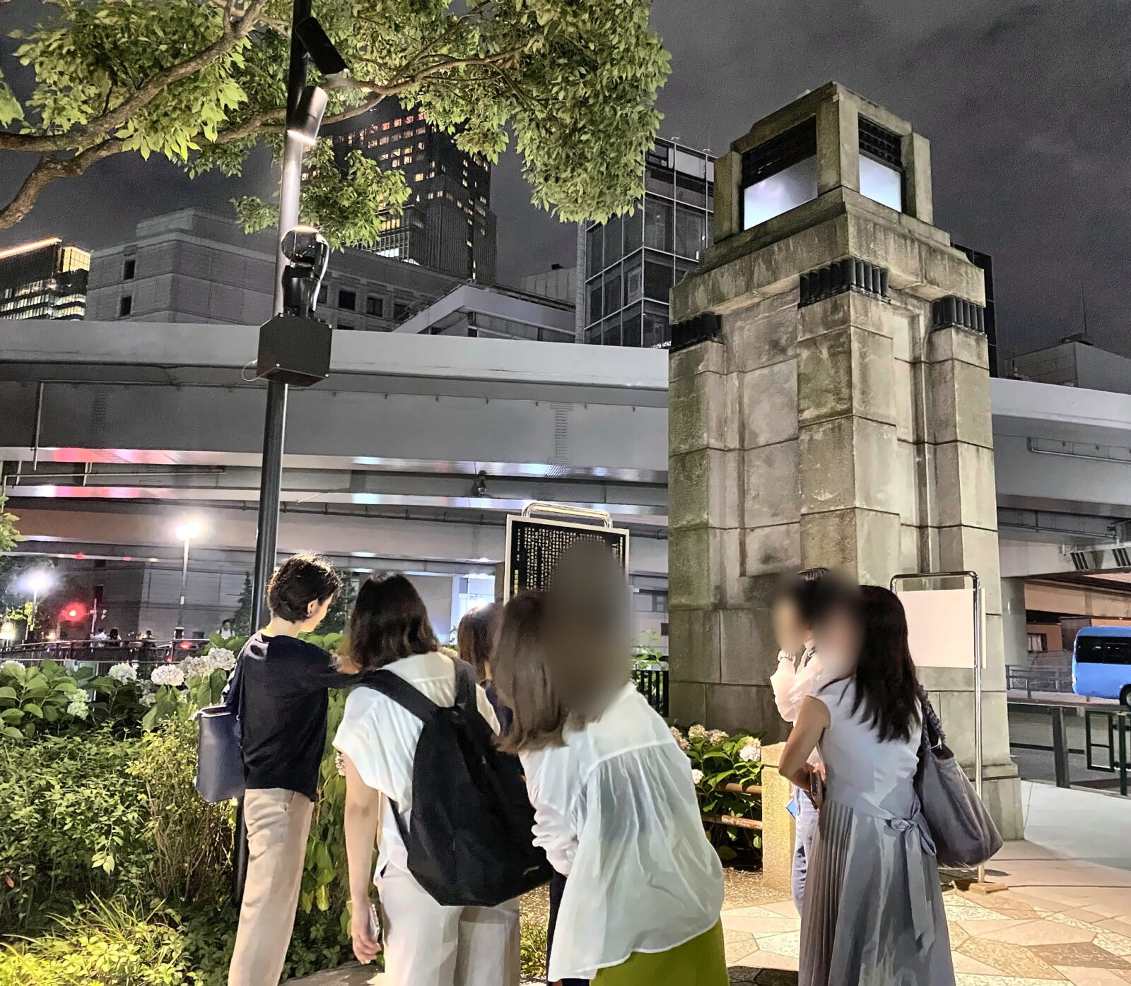 一石橋と迷子しらせ石標を見学する参加者