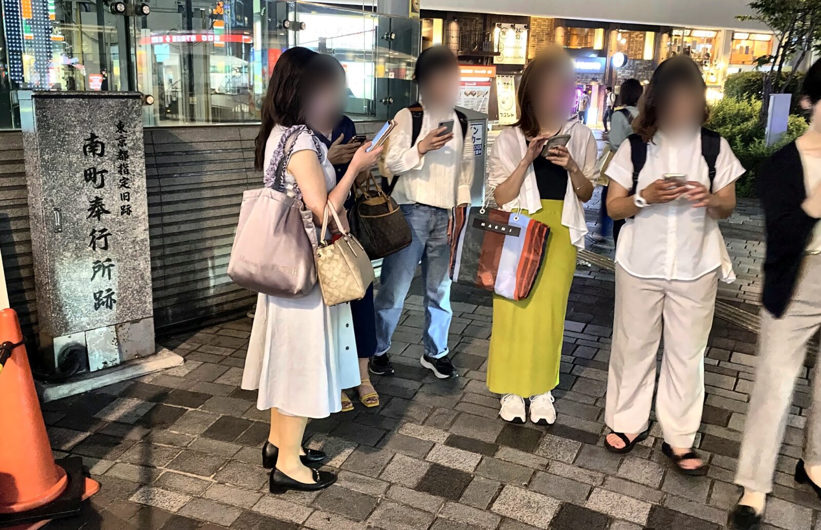 有楽町駅前の南町奉行所跡碑と参加者