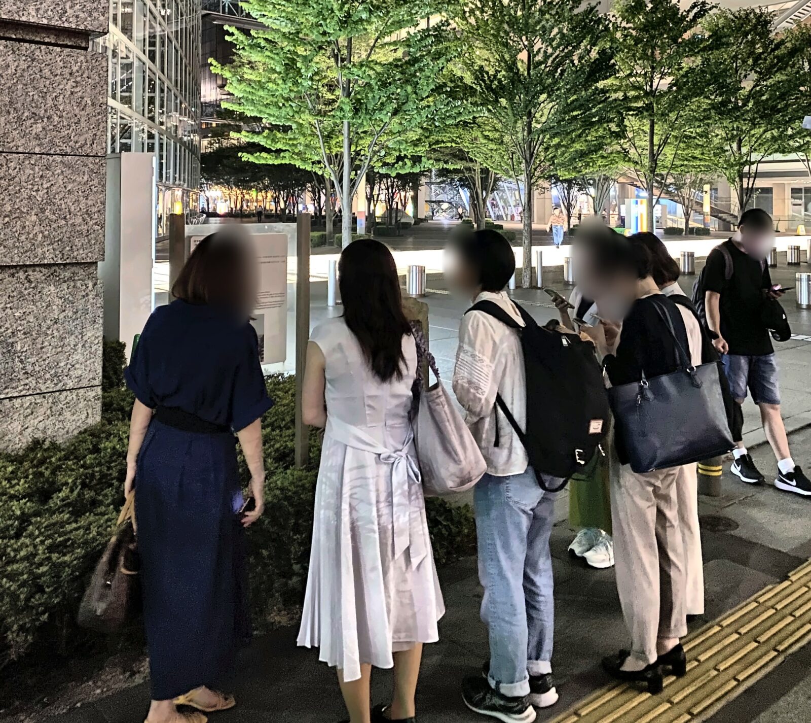 東京国際フォーラム周辺の東京府庁舎跡を見学する参加者