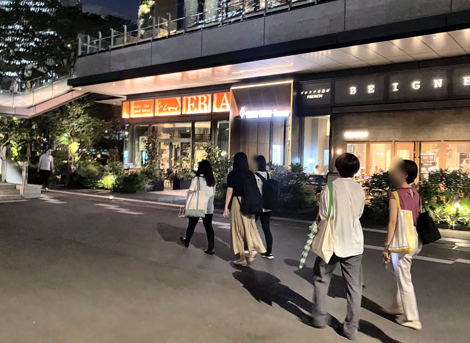 TOKYO TORCH 常盤橋タワーで集合する女子会歴史散歩の参加者