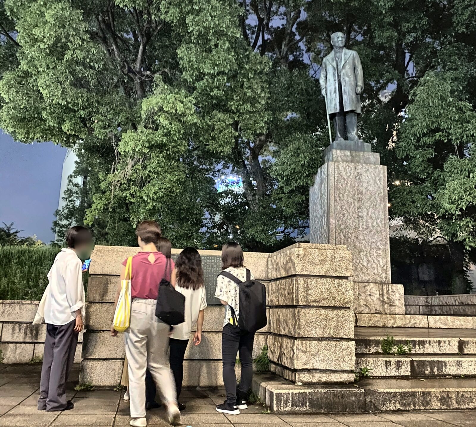 常盤橋公園の渋沢栄一像を見学する参加者