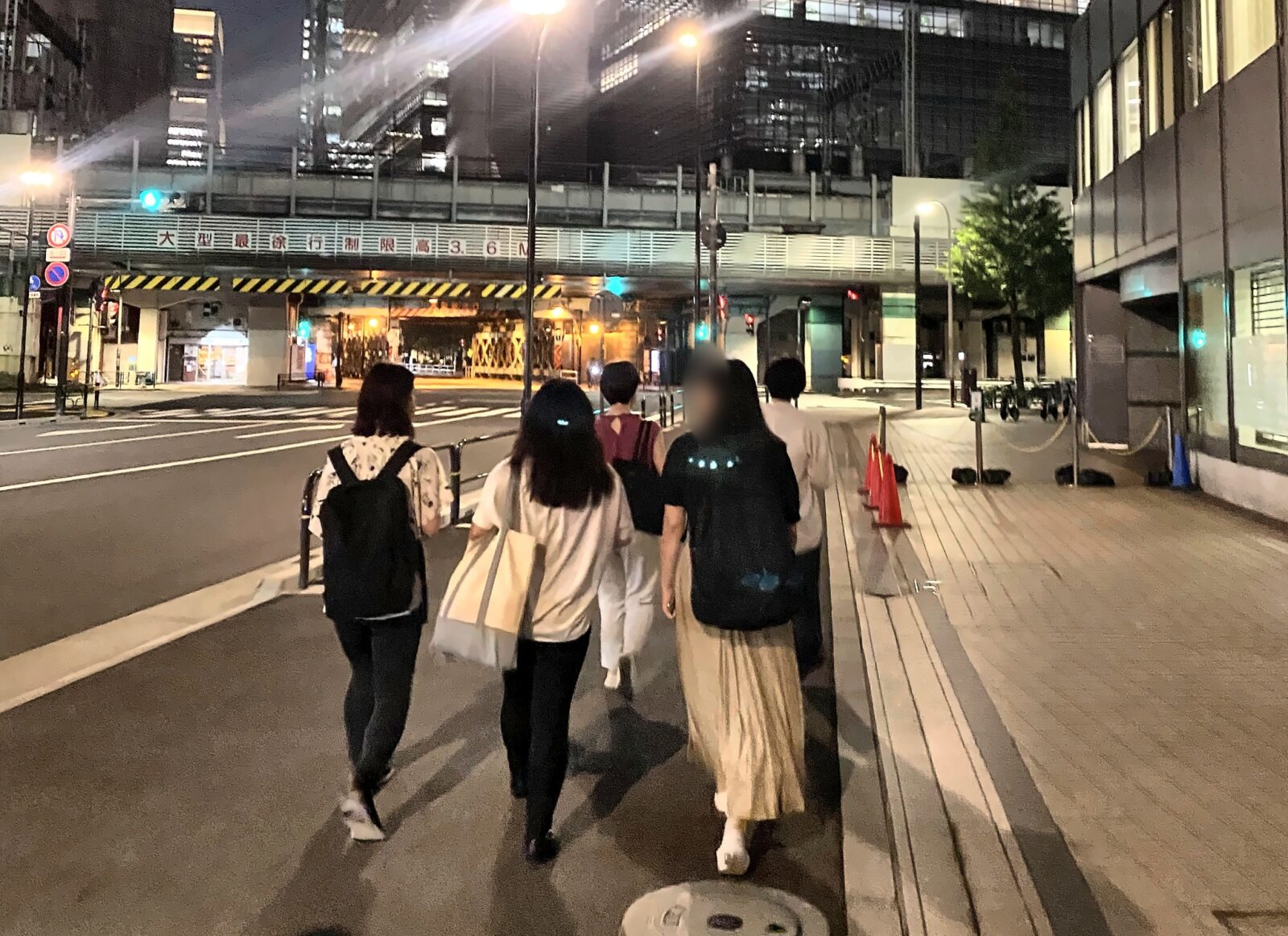 大手町を歩く女子会歴史散歩の参加者