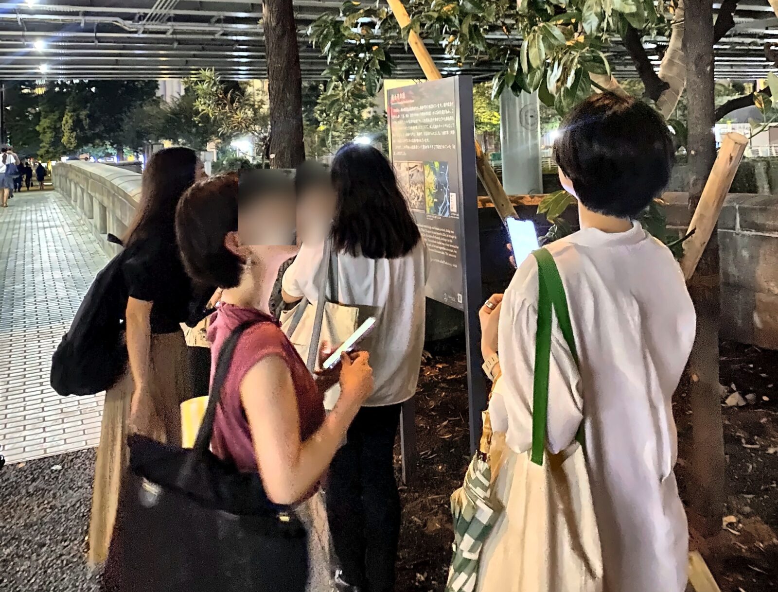 鎌倉河岸跡の説明板を読む参加者