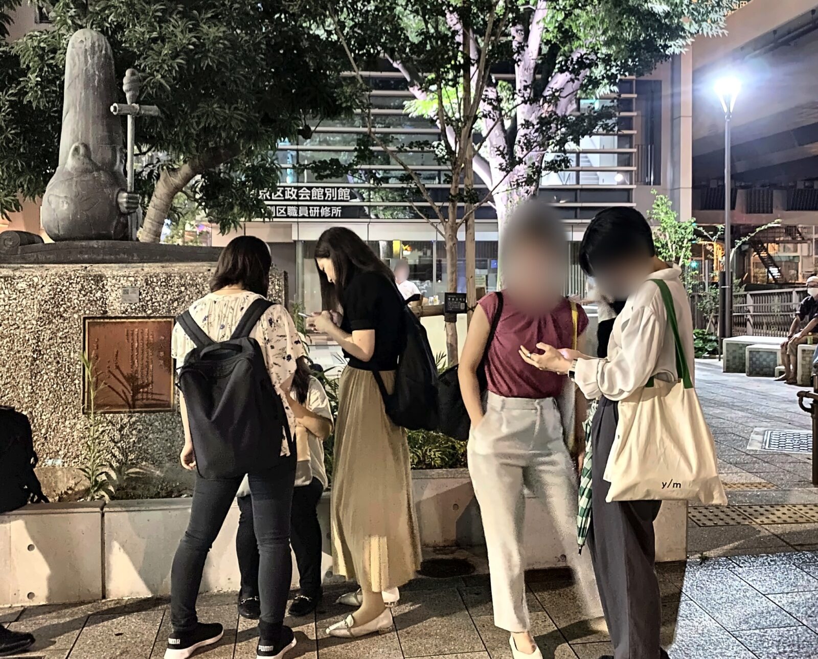 千代田区立俎橋児童遊園で歴史散歩を終える参加者
