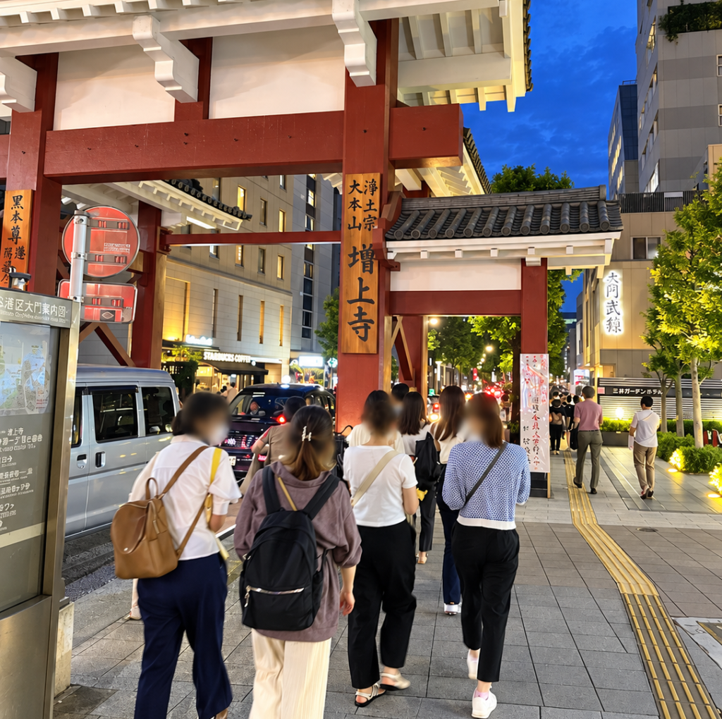 増上寺大門を通って七夕まつりへ向かう参加者