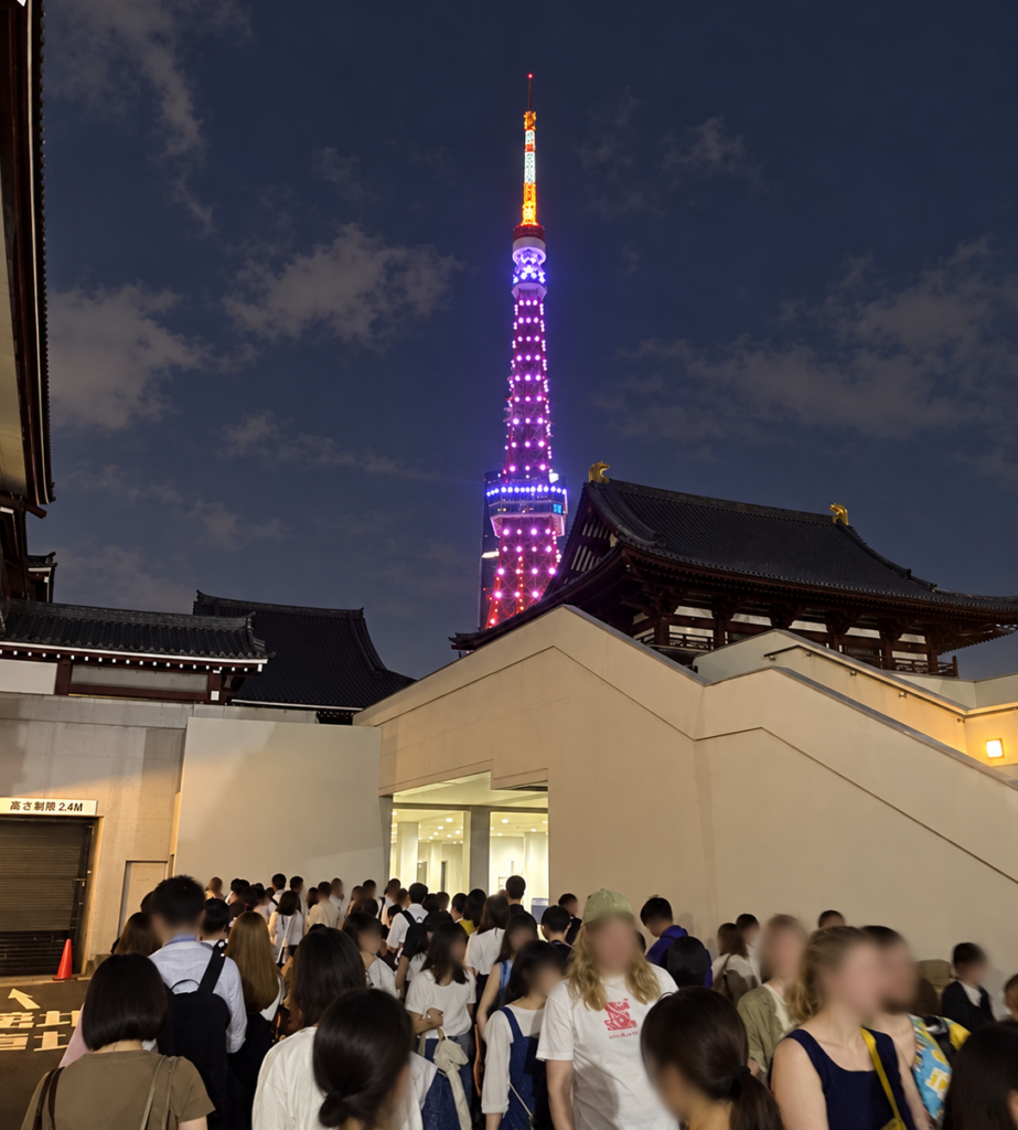 増上寺和紙キャンドルナイト入場待ちの列と東京タワー