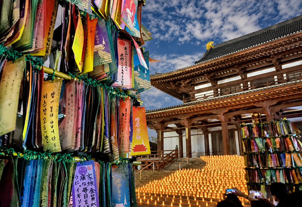 七夕の短冊と和紙キャンドルに彩られた増上寺大殿