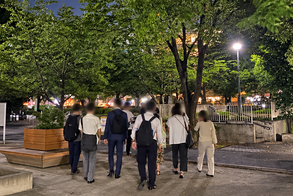 夜の八丁堀・桜川跡周辺を歩く参加者