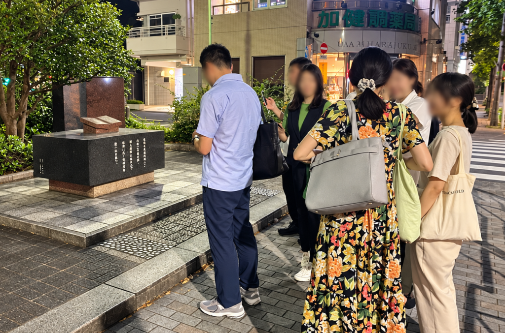 明石町の慶應義塾発祥の地記念碑を見学する参加者