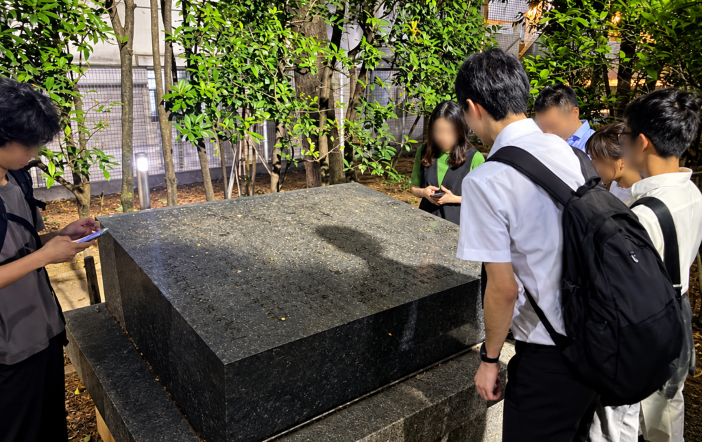 中央区立あかつき公園の町の由来を伝える記念碑を見学する参加者