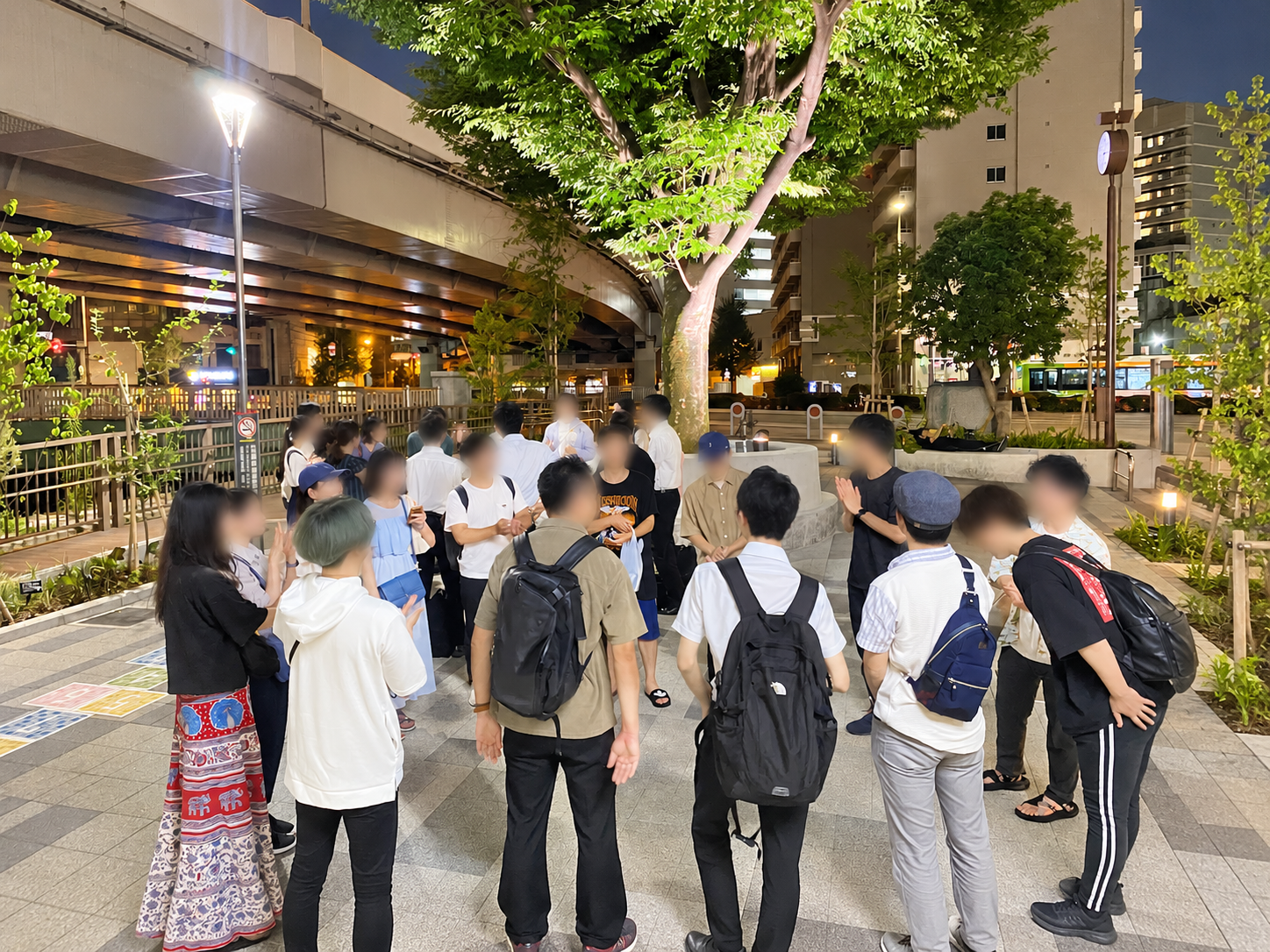 九段下で自己紹介する夜散歩参加者