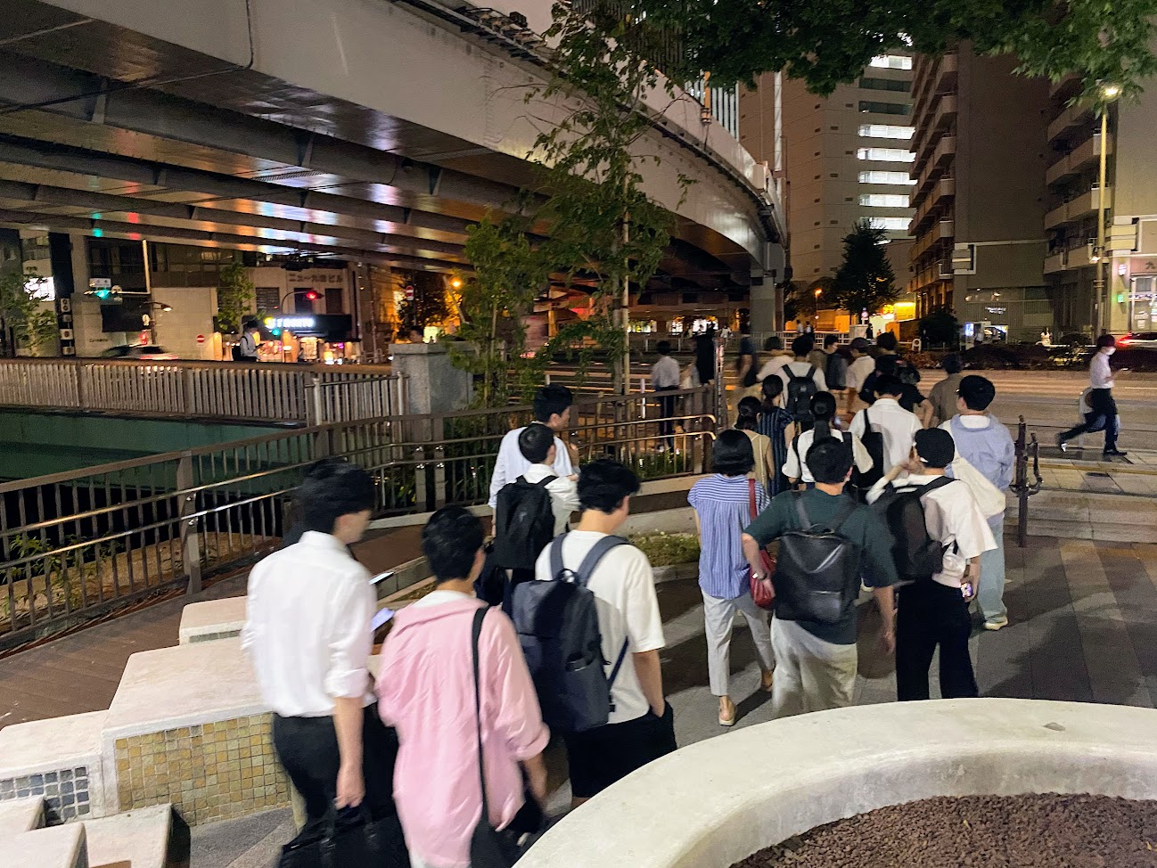俎橋から出発する夜散歩参加者