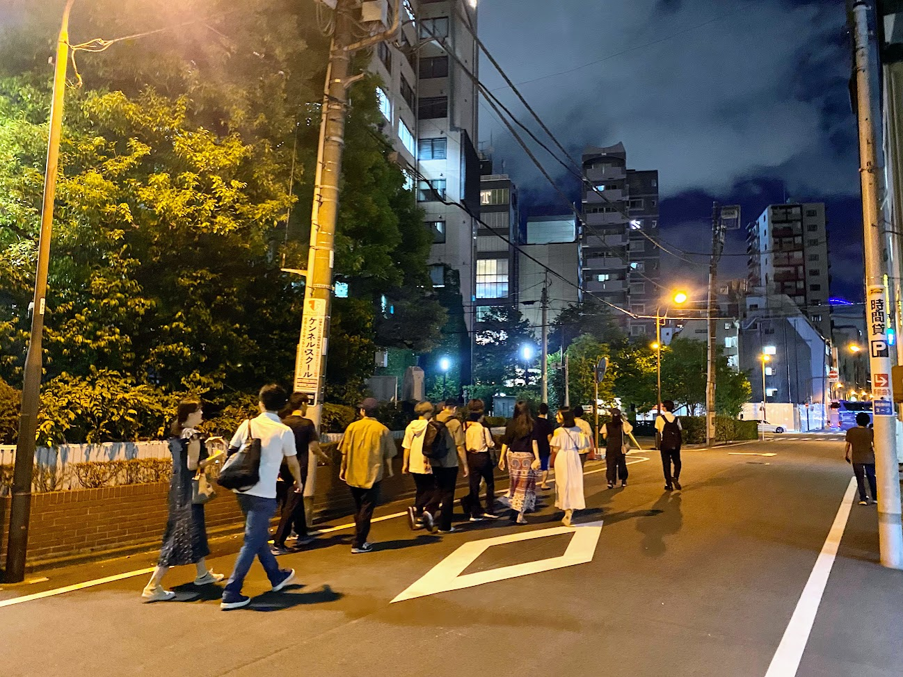 九段下から飯田町方面へ歩く参加者