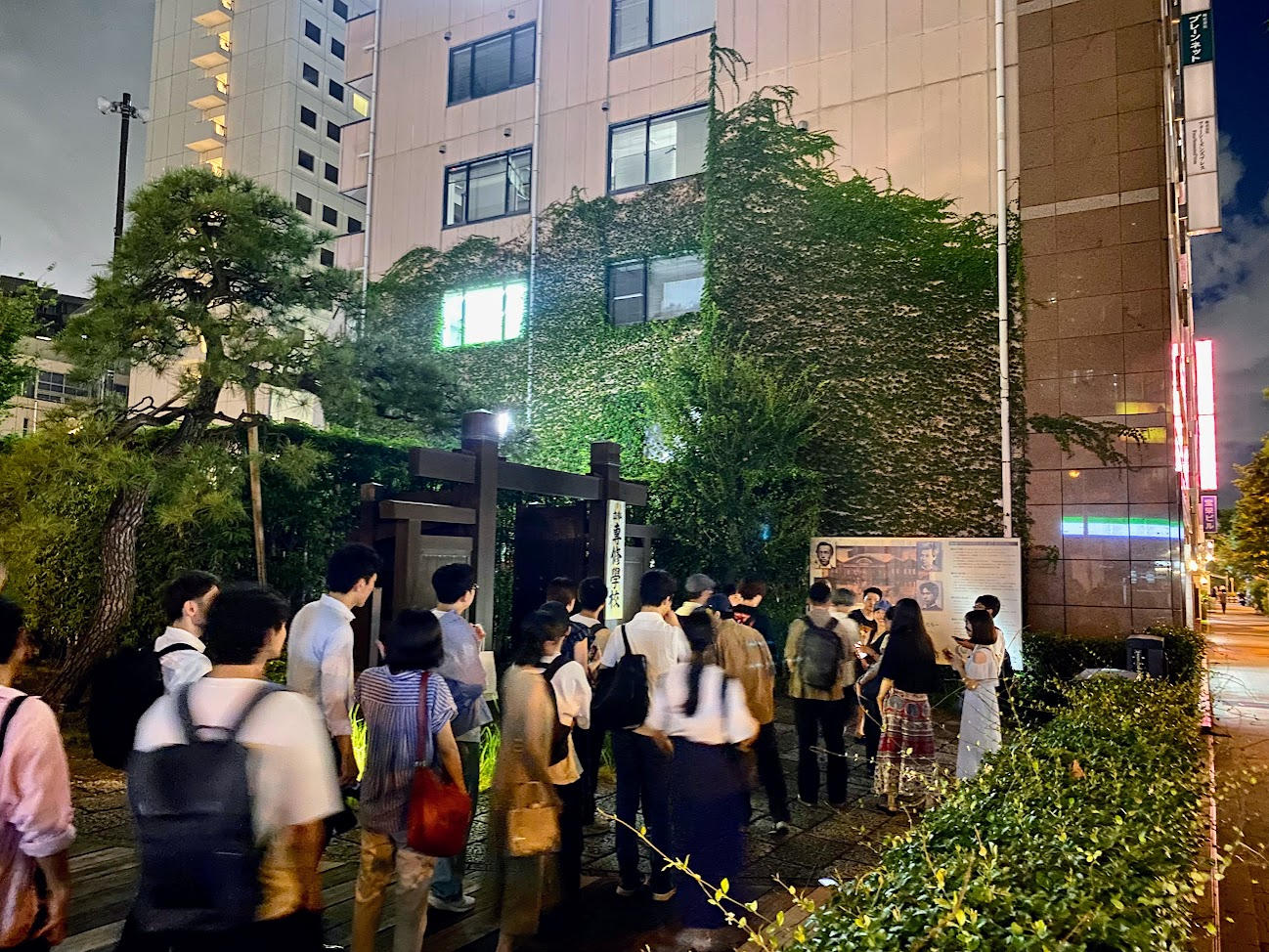 飯田町周辺の史跡案内を見る参加者