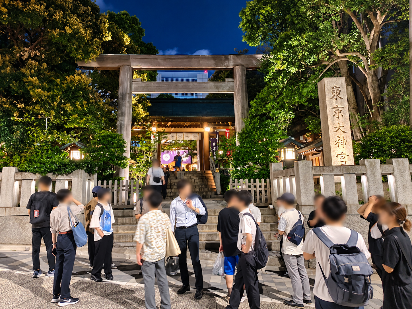 東京大神宮の鳥居前に集まる参加者