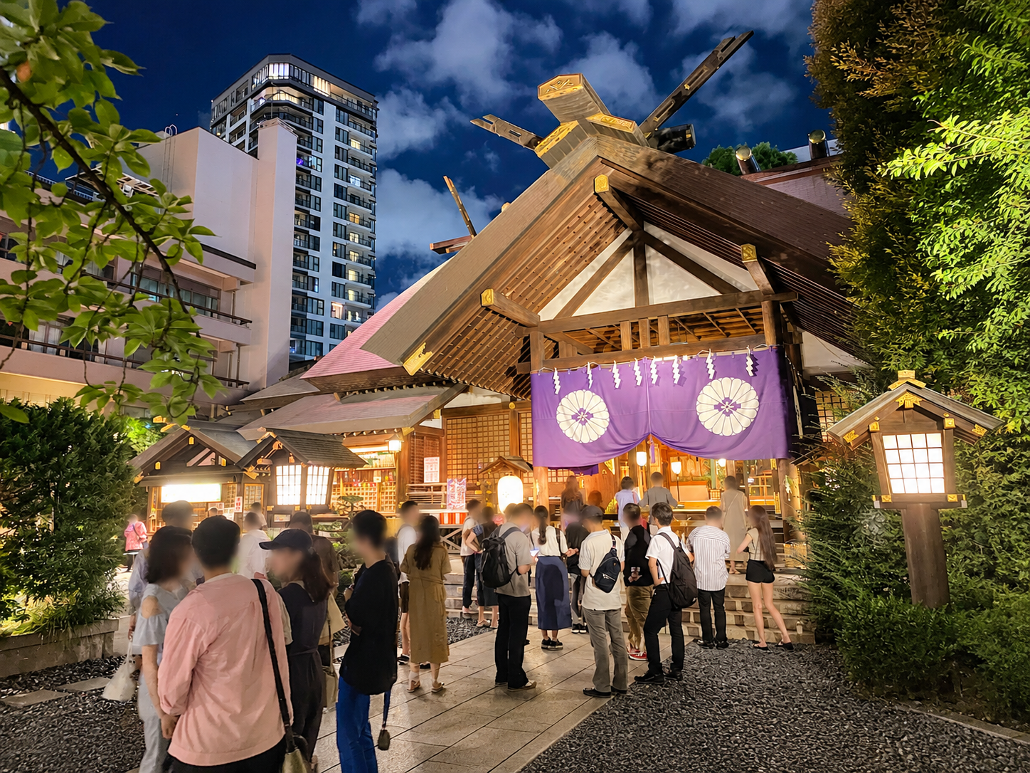 夜の東京大神宮社殿と参拝者