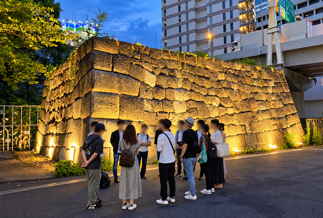 常盤橋公園の常盤橋門跡石垣前に集合した皇居半周ナイトウォーク前編の参加者